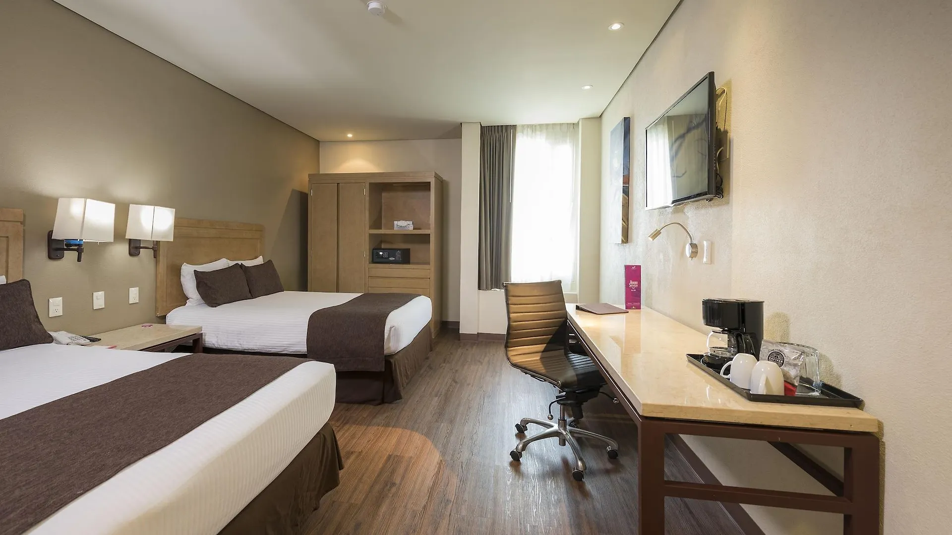 ****  Victoria Ejecutivo Otel Guadalajara Meksika